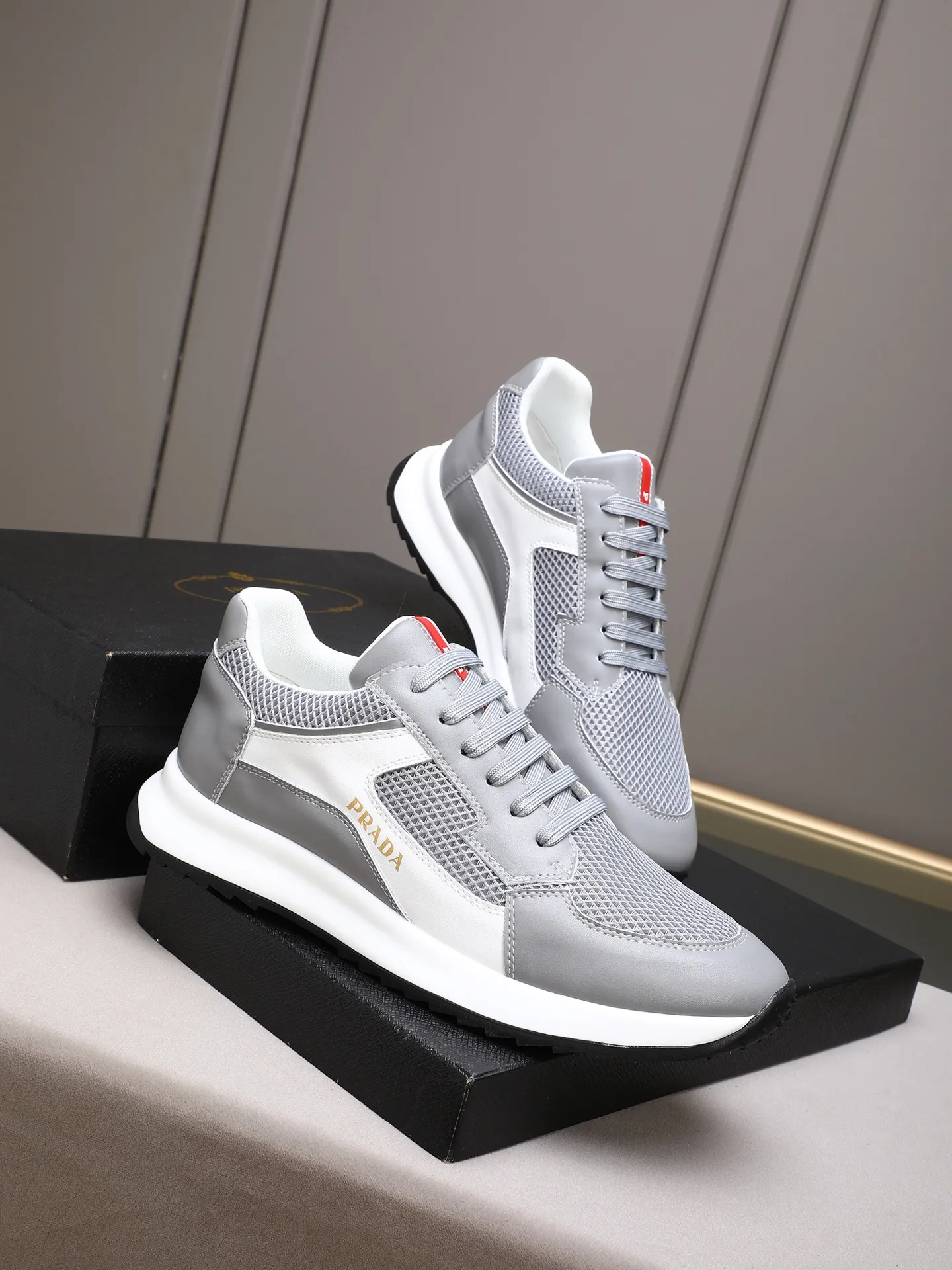 Men's shoes 💰460 Prada/Prada's new men's casual sports shoes, low-top lace-up sports shoes, fashionable and generous style, made of first-layer cowhide stitching and breathable mesh, soft, comfortable and breathable, tongue letter LOGO, finely crafted details, lightweight foam sole, fashionable and versatile! Size: 38-44 (45 customized)